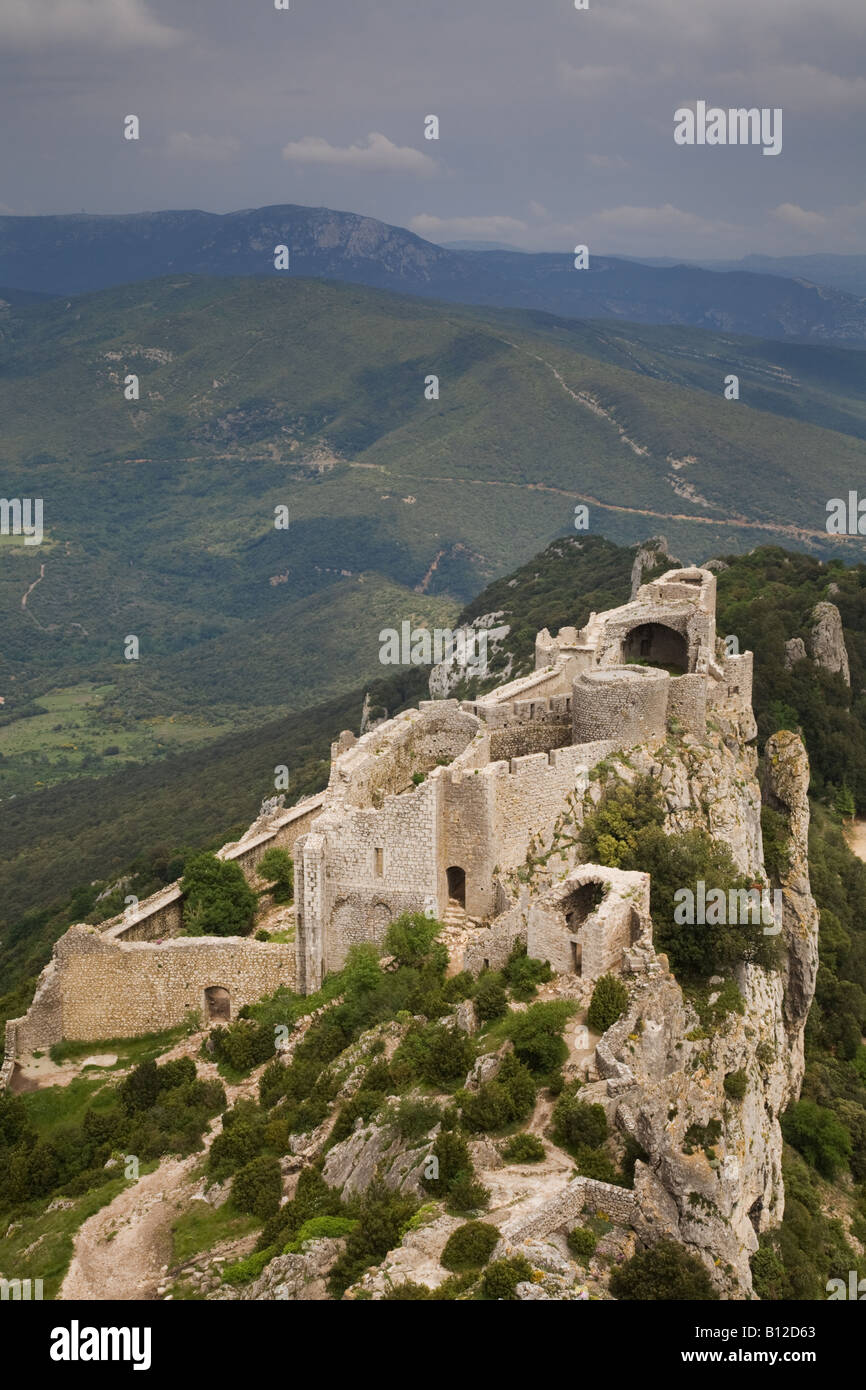 Le rovine e rovinato fortezza del Chateau de Peyrepertuse nel Languedoc Roussillon Francia meridionale Foto Stock