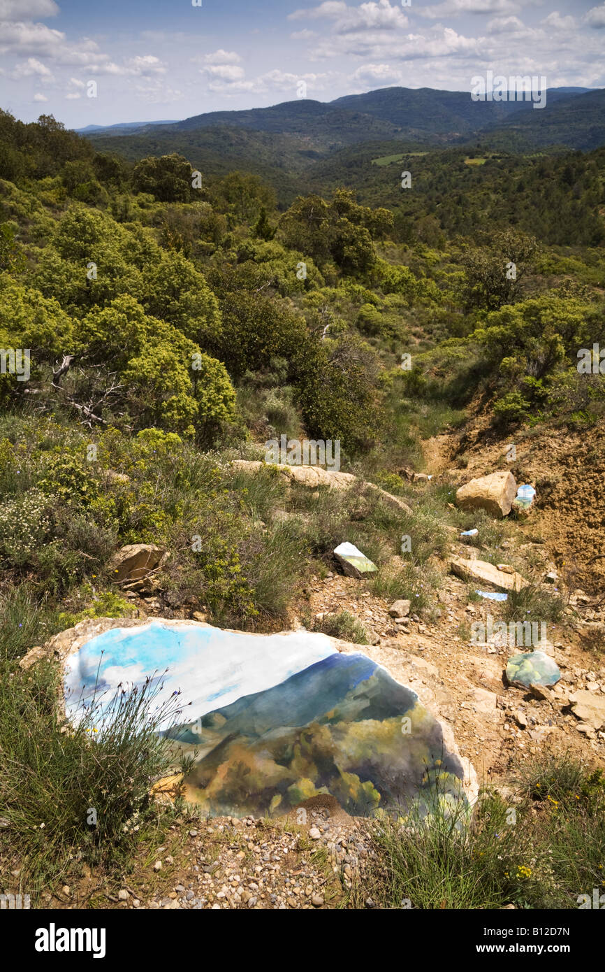 Parte di un sentiero di scultura che si affaccia su dei Pirenei francesi Foto Stock
