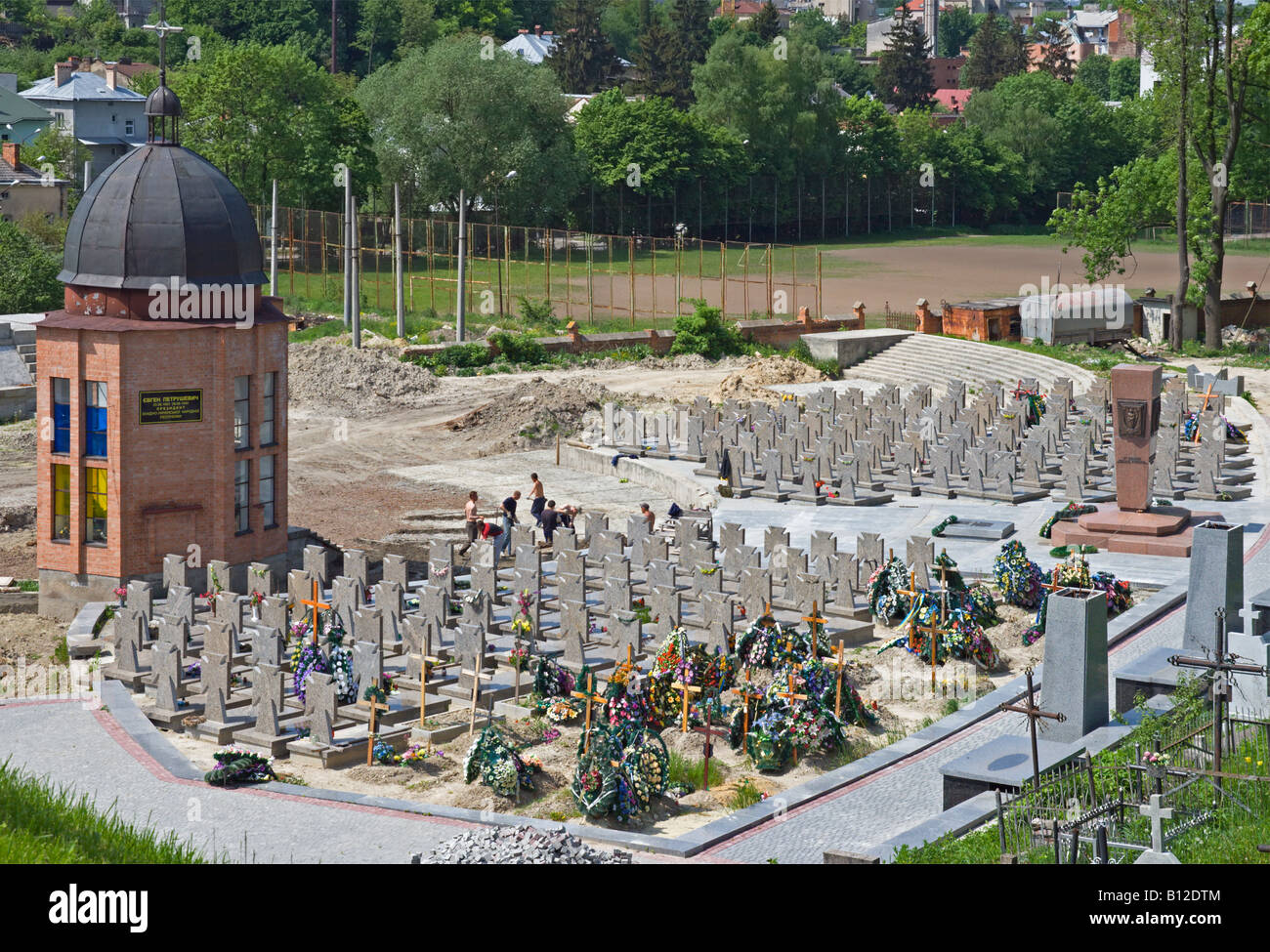 Ucraino movimento di liberazione eroi luogo di sepoltura miglioramento in antico cimitero Lychakivskyj, città di Lviv, Ucraina Foto Stock