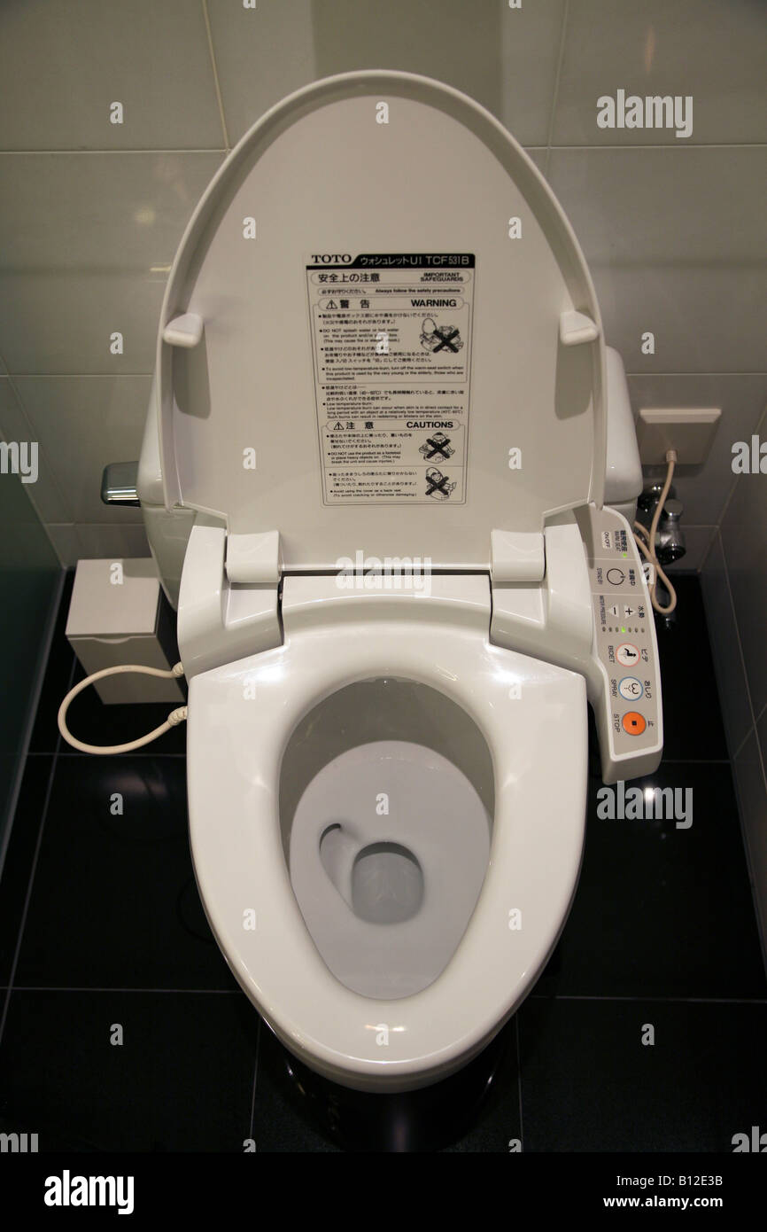 Giapponese 'washlet' o super wc, che include il riscaldamento sedile, bidet  e le funzioni di essiccazione Foto stock - Alamy