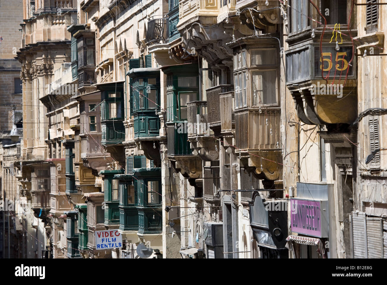 Il balcone di ogni camera La Valletta Malta Foto Stock