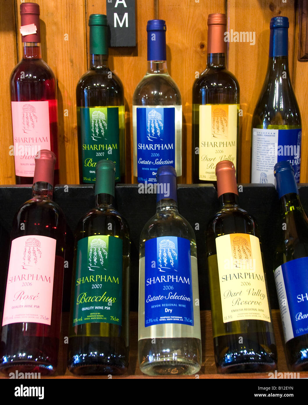 Sharpham Devon le bottiglie di vino sul display in un negozio Foto Stock