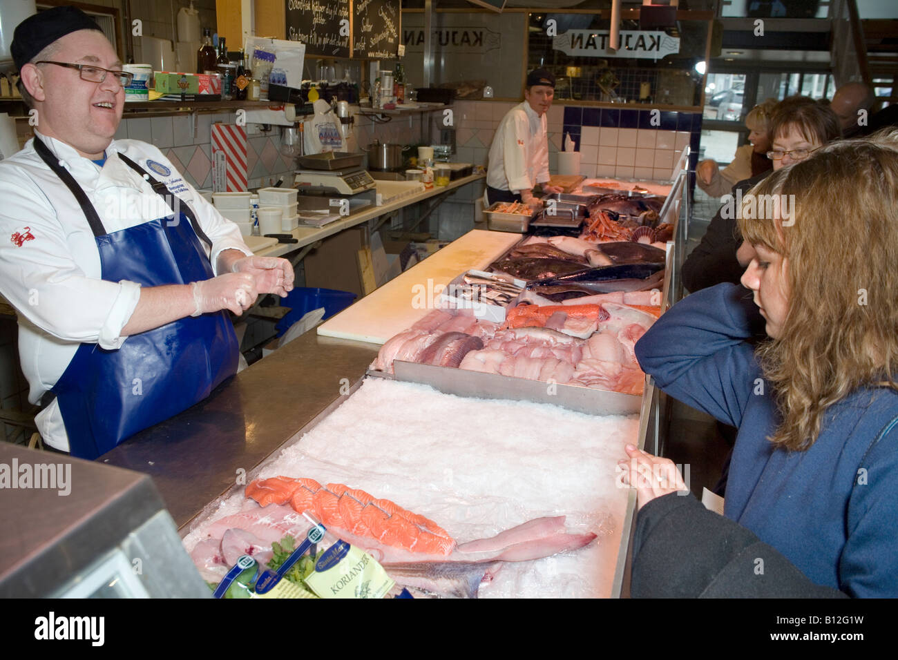 Lo chef svedese e pesce monger Nils Johnson condividere le sue ricette con le giovani donne Foto Stock