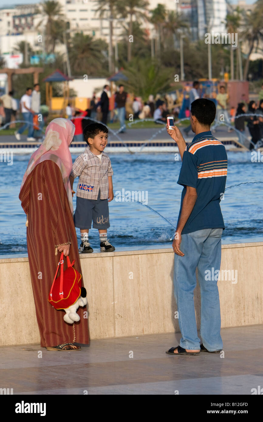 Tripoli, Libia, Nord Africa. Moderna famiglia libico in parco pubblico, padre di scattare la foto. Foto Stock