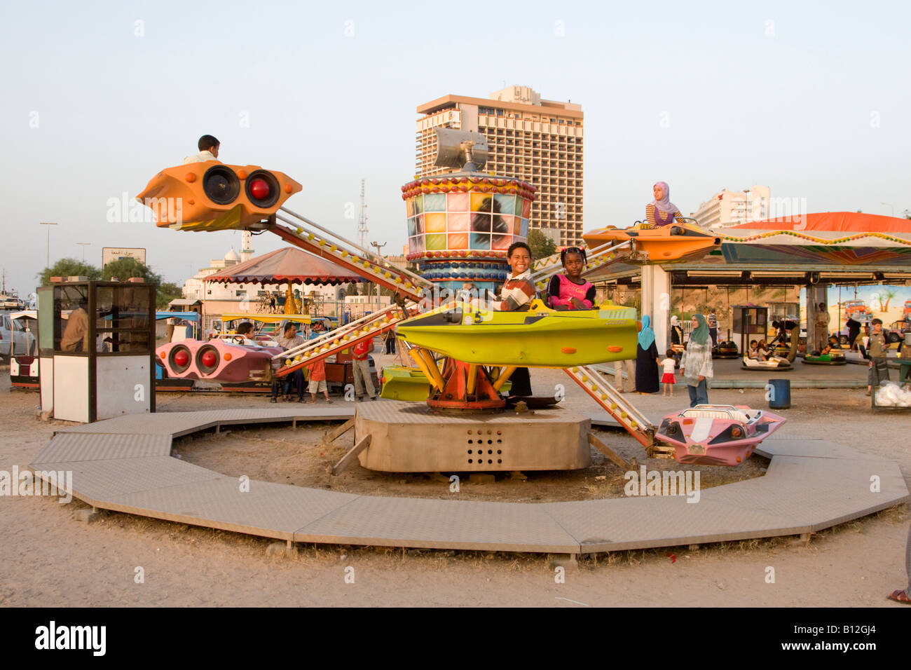 Tripoli in Libia Africa del Nord bambini libici sul parco dei divertimenti di corsa Foto Stock