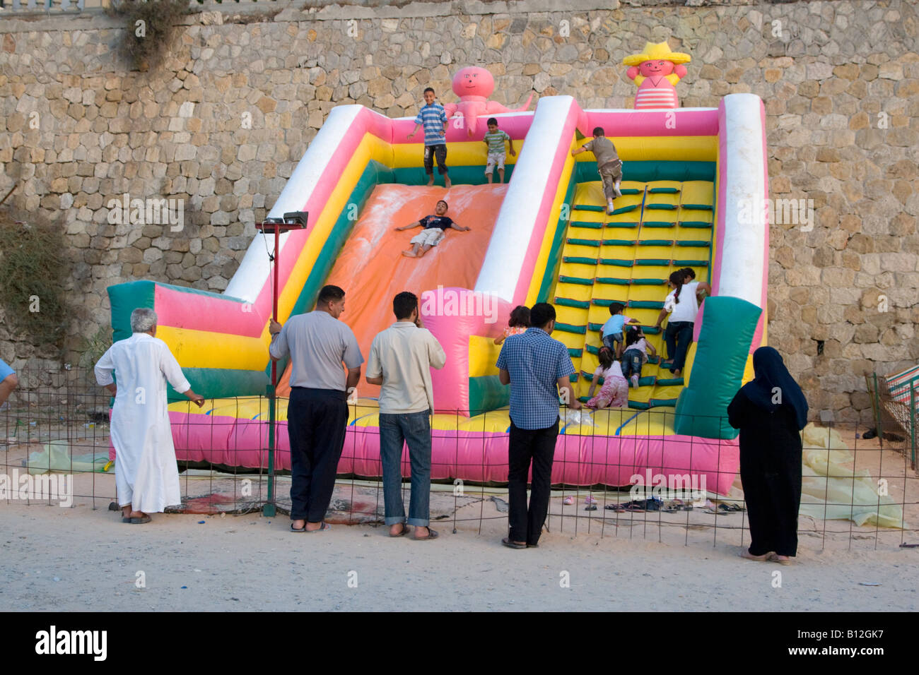 Tripoli, Libia, Nord Africa. Bambini libici sul parco di divertimenti di scorrimento dell'aria Foto Stock