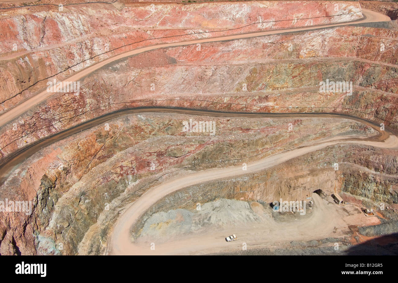 Molto profonda miniera con strati in strati di roccia Foto Stock