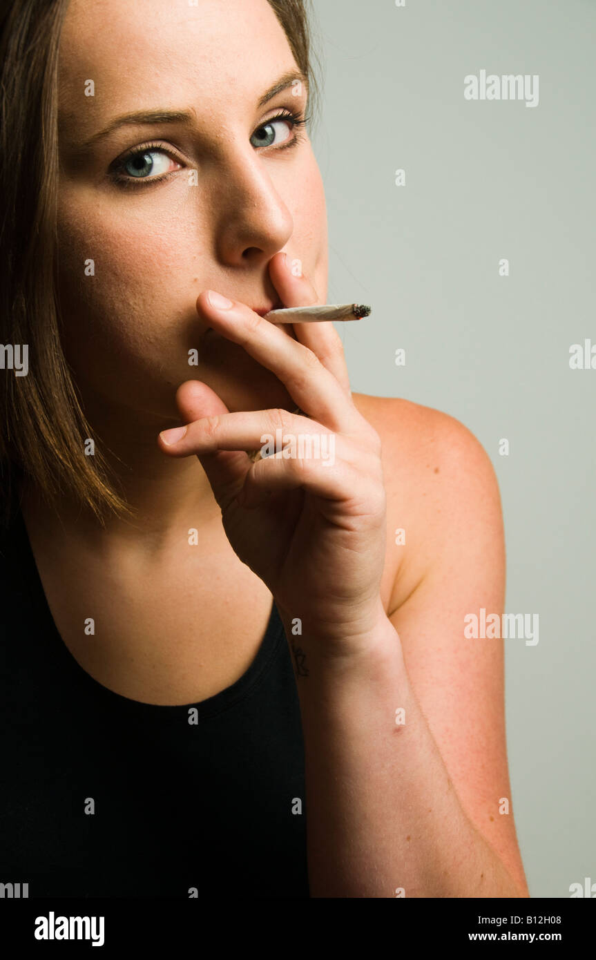 Diciannove anni ragazza adolescente di fumare arrotolate a mano sigaretta REGNO UNITO Foto Stock