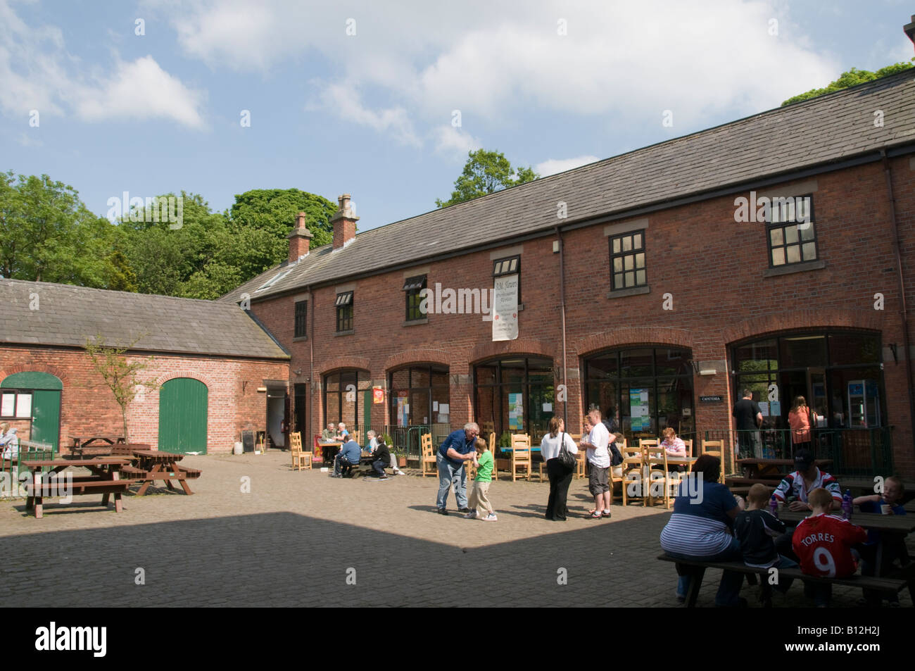 La caffetteria e un negozio di articoli da regalo presso Haigh Hall Country Park Wigan Lancashire pomeriggio estivo, REGNO UNITO Foto Stock