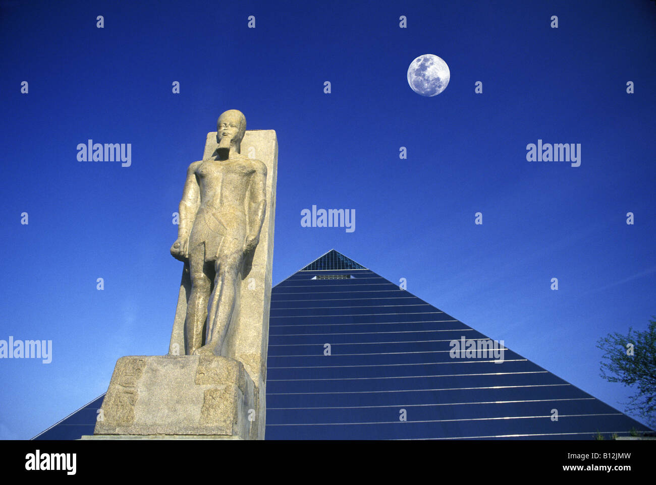 1992 RAMESSES STORICO LA GRANDE STATUA MEMPHIS PIRAMIDE SHOPPING MALL (©ROSSER FABRAP 1991) CENTRO DI MEMPHIS TENNESSEE STATI UNITI Foto Stock