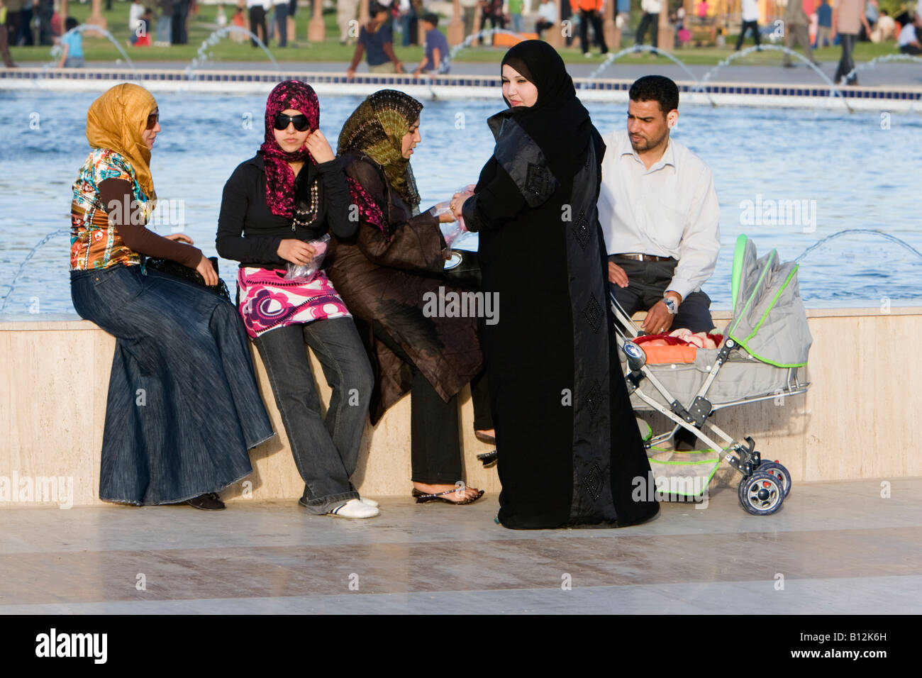 Tripoli, Libia, Nord Africa. Famiglia libico al parco. Libico moderno abbigliamento femminile di stili Foto Stock