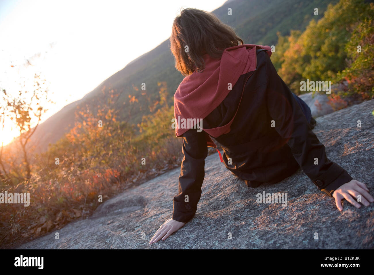 Giovane donna seduta Bear Mountain State Park NELLO STATO DI NEW YORK STATI UNITI D'AMERICA Foto Stock