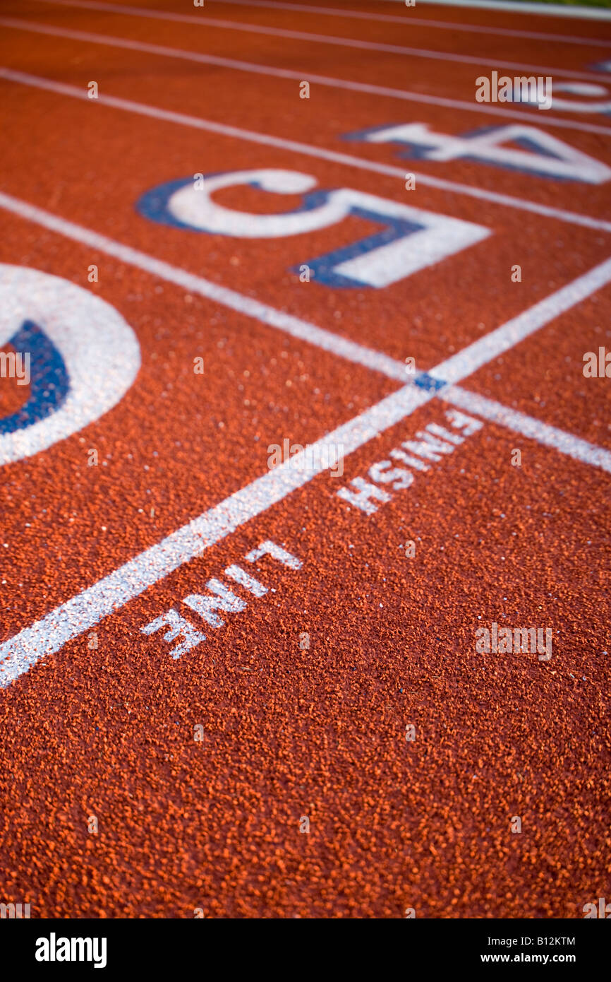 Linea di Finitura sulla corsa atletica via corsie Foto Stock