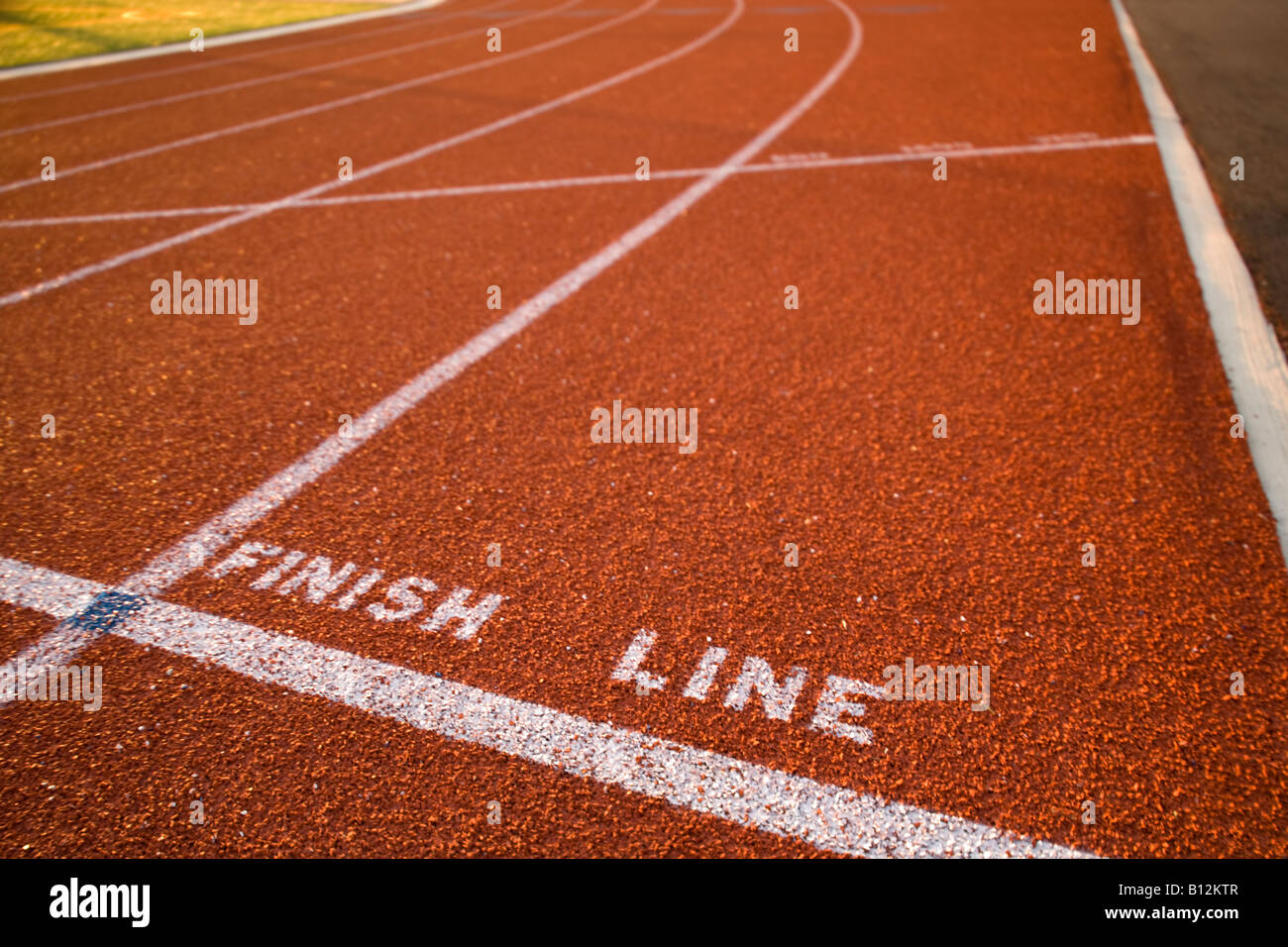 Linea di Finitura sulla corsa atletica via corsie Foto Stock