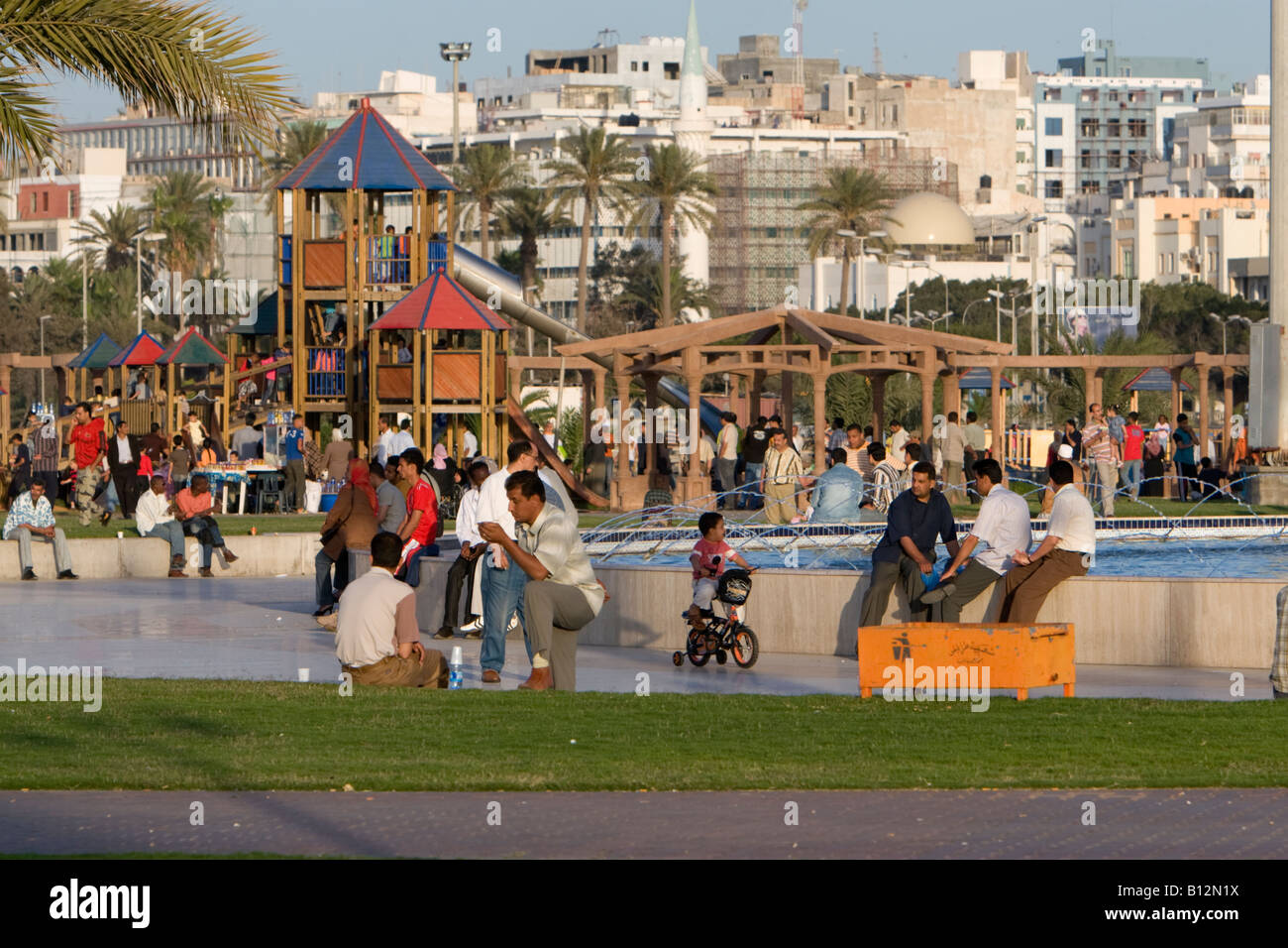 Tripoli, Libia, Nord Africa. Nel pomeriggio il parco vicino piazza verde. I bambini di scorrere nella parte posteriore. Foto Stock