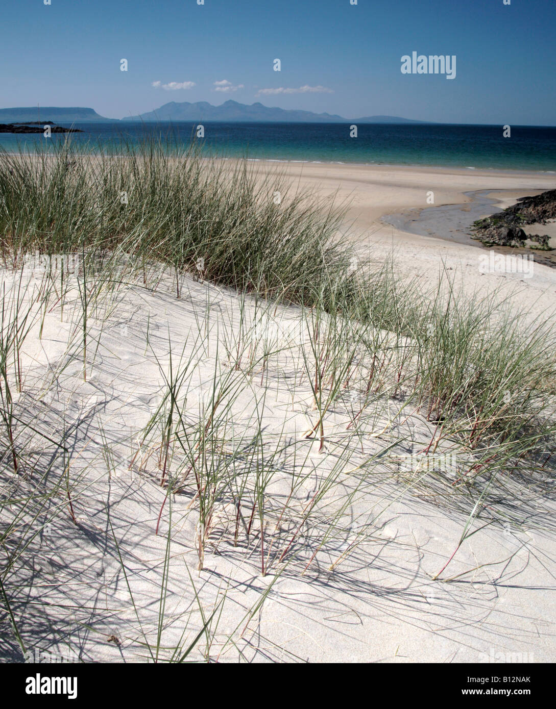 Cammas darach spiaggia con Isola di rum in background a Morar, Scozia west coast Foto Stock
