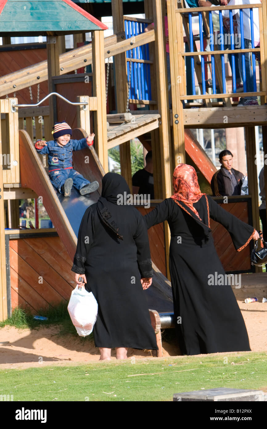 Tripoli, Libia, Nord Africa. Nel pomeriggio il parco pubblico Parco giochi vicino a piazza verde. I bambini sulla diapositiva. Foto Stock