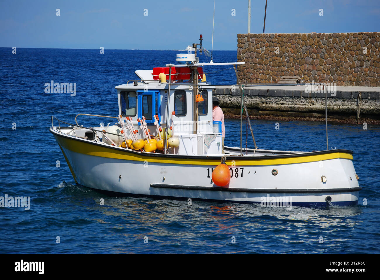 Barca da pesca lasciando la Porta Marina Corta, Lipari, Isola di Lipari, Provincia di Messina, Sicilia, Italia Foto Stock