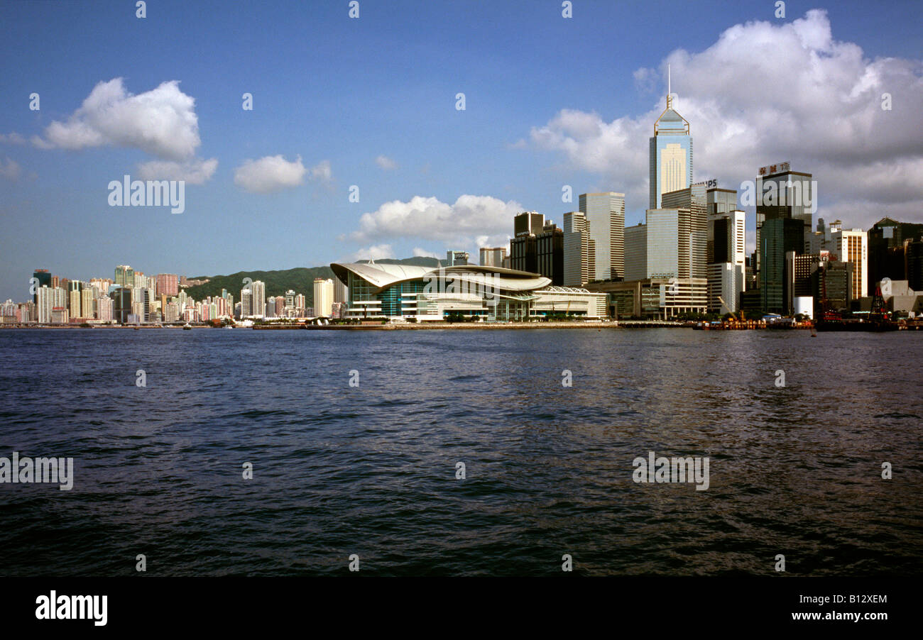 Settembre 5, 2006 - Il Centro Convegni ed Esposizioni di Hong Kong e il Central Plaza edificio (374m o 1227ft) a Wan Chai in Hong Kong. Foto Stock