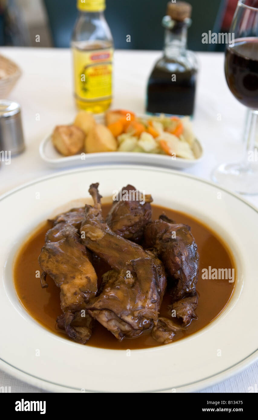 Piatto di coniglio Oleandro Ristorante Xaghra Foto Stock