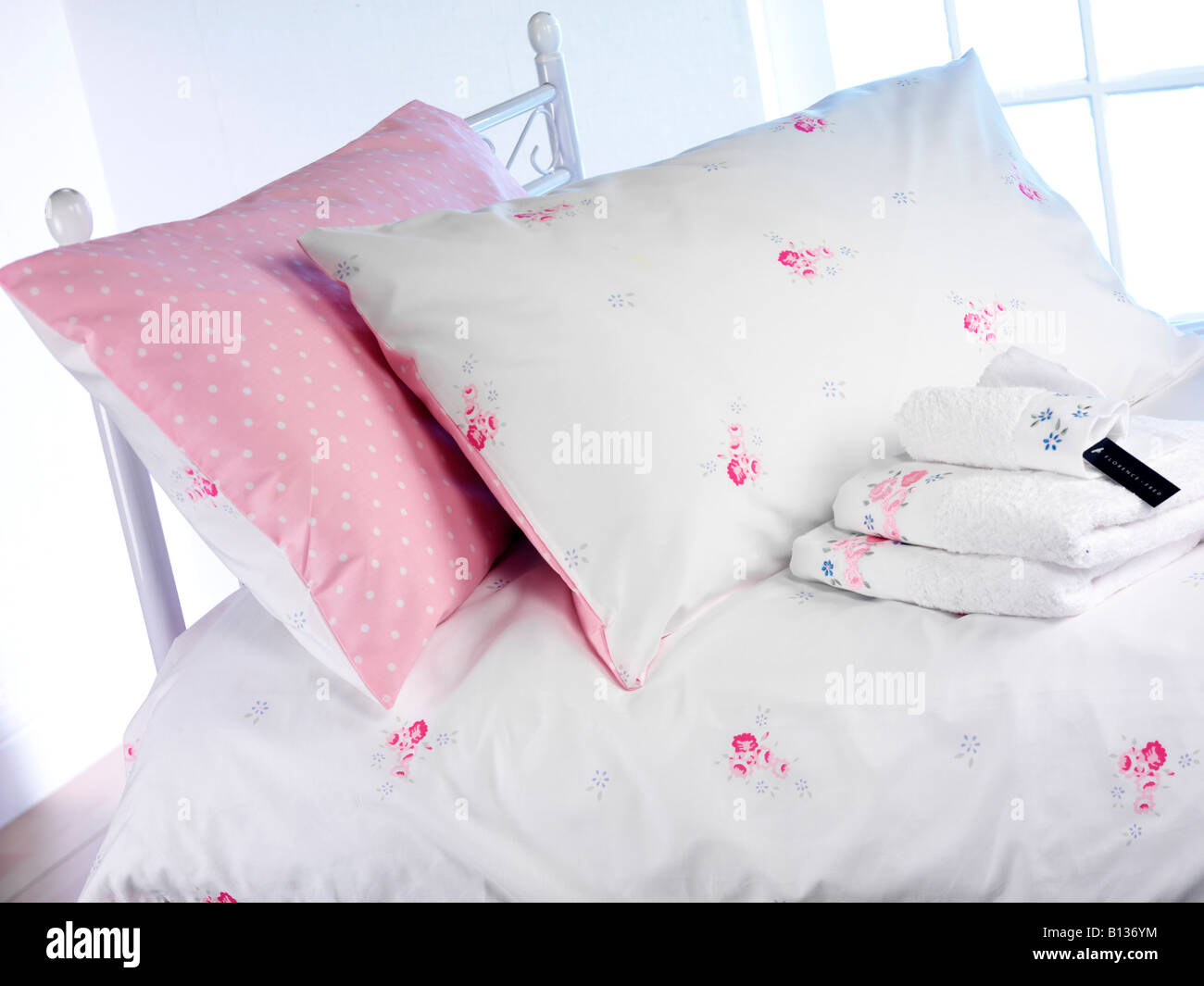 Rosa e Bianco delle lenzuola sul letto Foto Stock