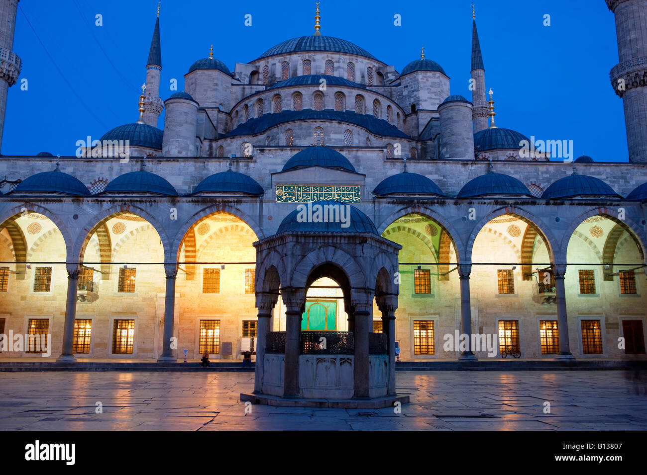 Il Cortile della moschea blu di notte a Istanbul Foto Stock