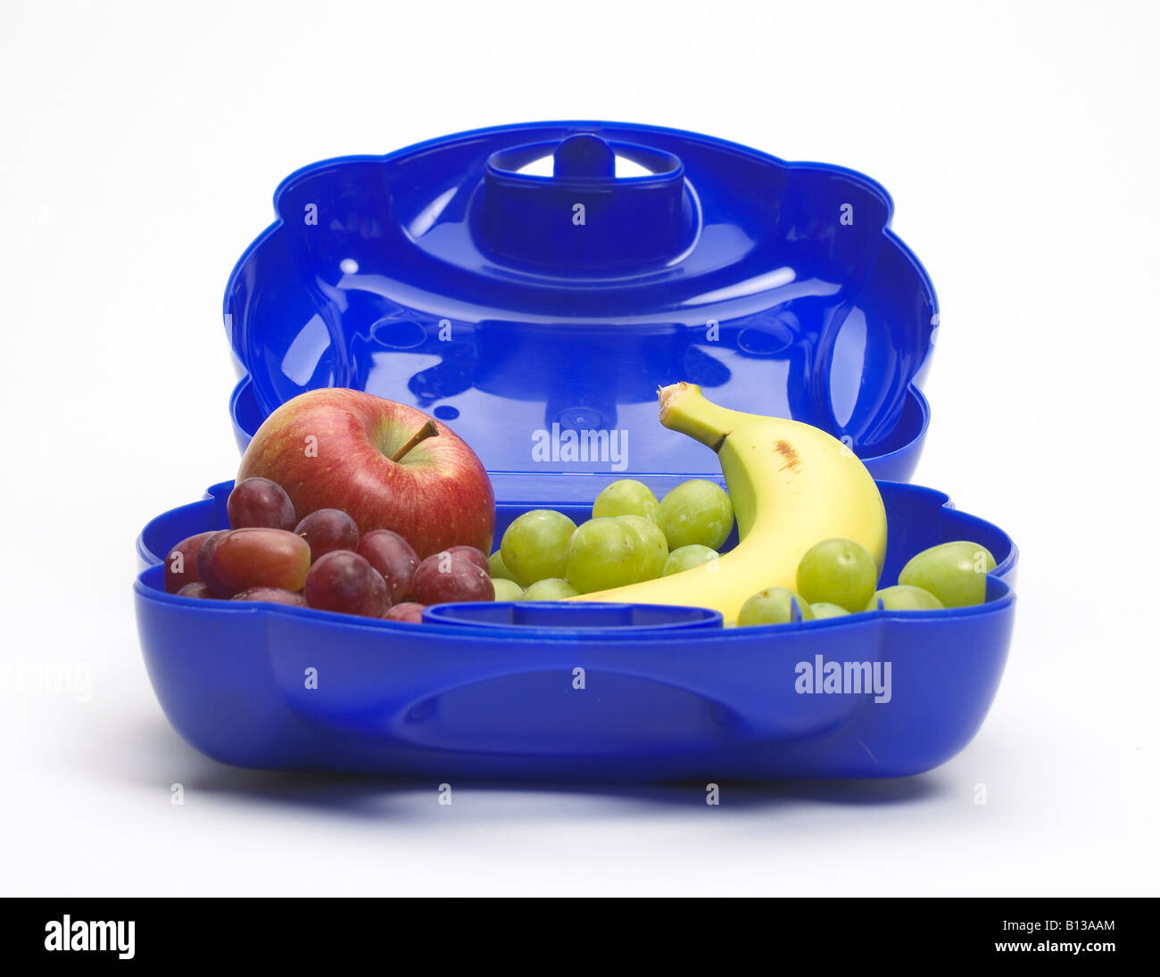 Pranzo blu scatola riempita con frutta Foto Stock