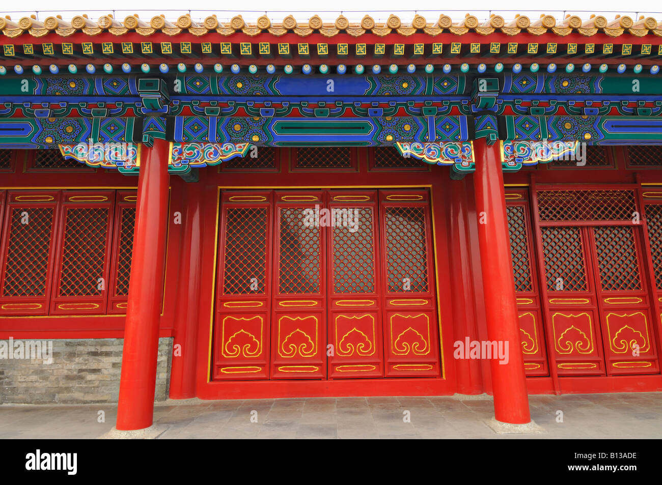 Dettaglio di un altamente decorativo facciata di un padiglione dipinta nella Città Proibita di Pechino CINA Foto Stock