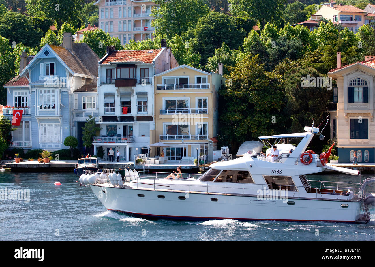 Case di legno rivolta verso il Bosforo nei pressi di Istanbul Foto Stock