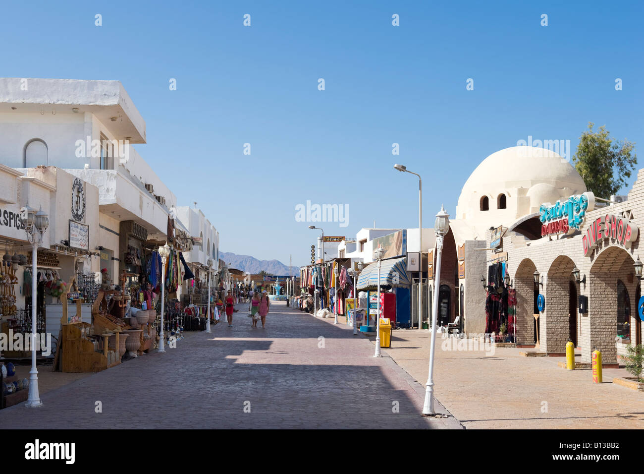 Negozi nel quartiere Mashraba di Asilah, Dahab, Golfo di Aqaba, costa del Mar Rosso e Sinai del Sud, Egitto Foto Stock