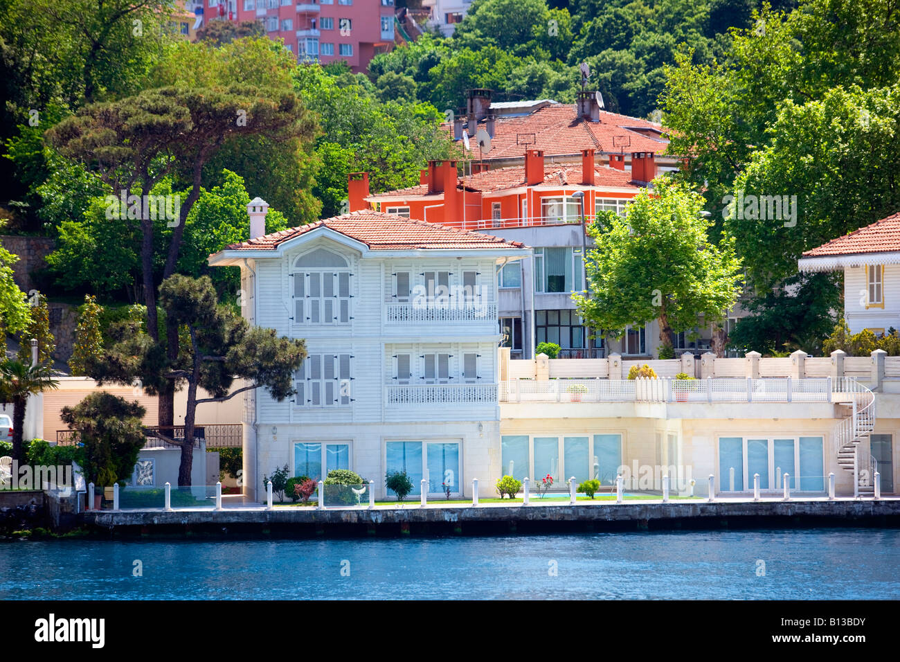 Case sul lato Asiatico del Bosforo nei pressi di Istanbul Foto Stock