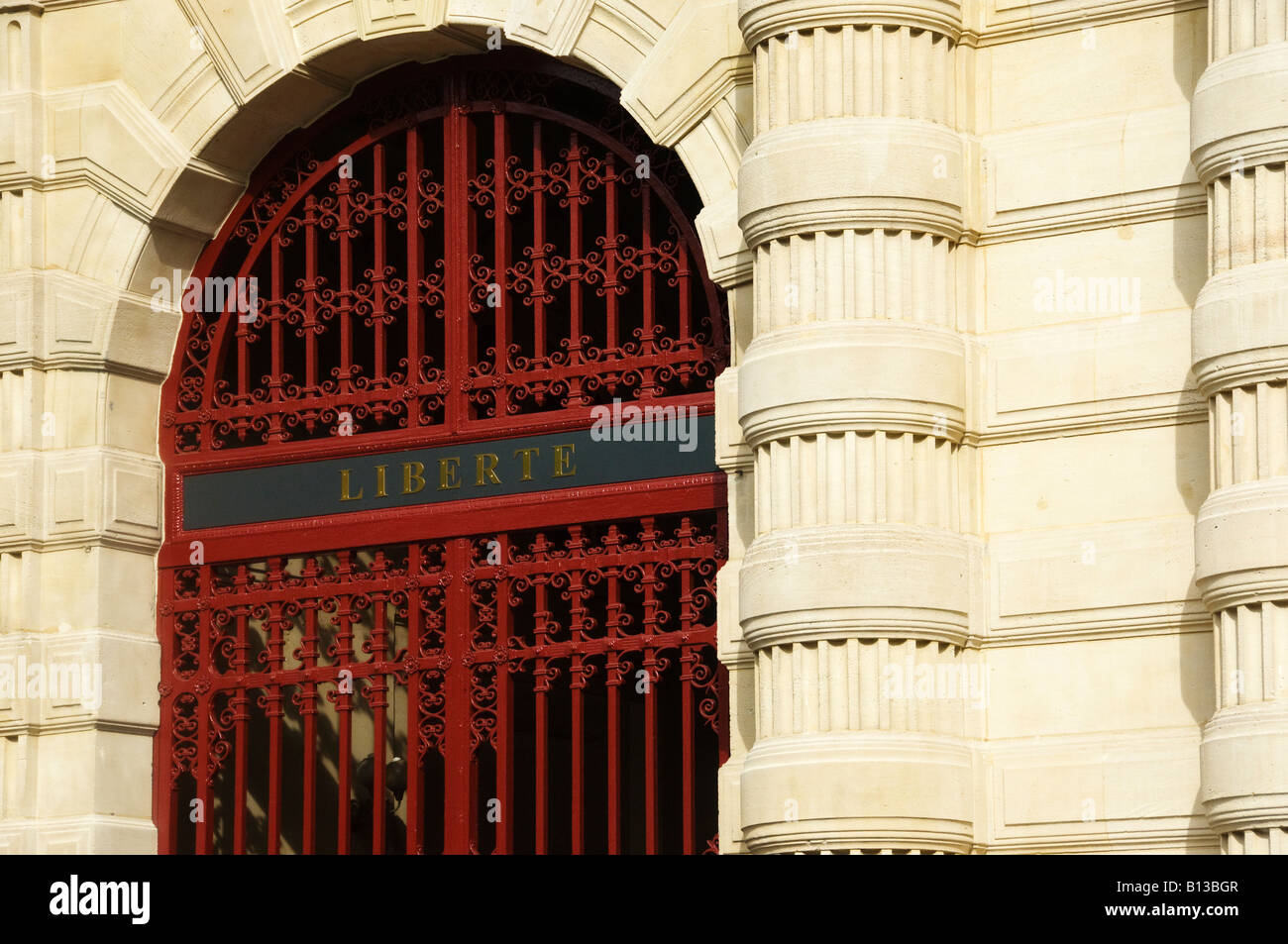 Cancello in Parigi con Liberte sul digital signage Foto Stock