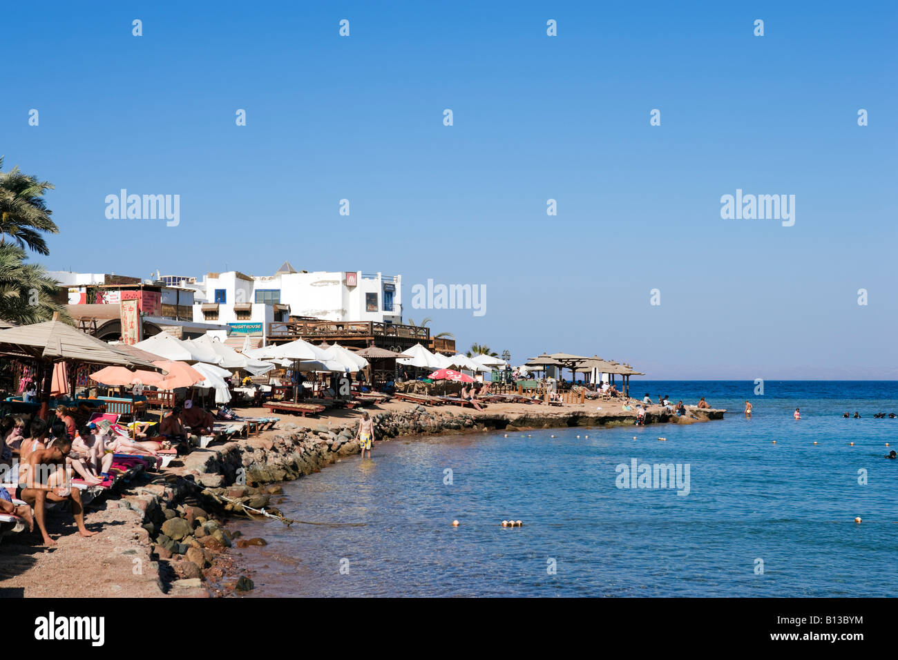 Dalla spiaggia del Faro, Masbat area di Asilah, Dahab, Golfo di Aqaba, costa del Mar Rosso e Sinai del Sud, Egitto Foto Stock
