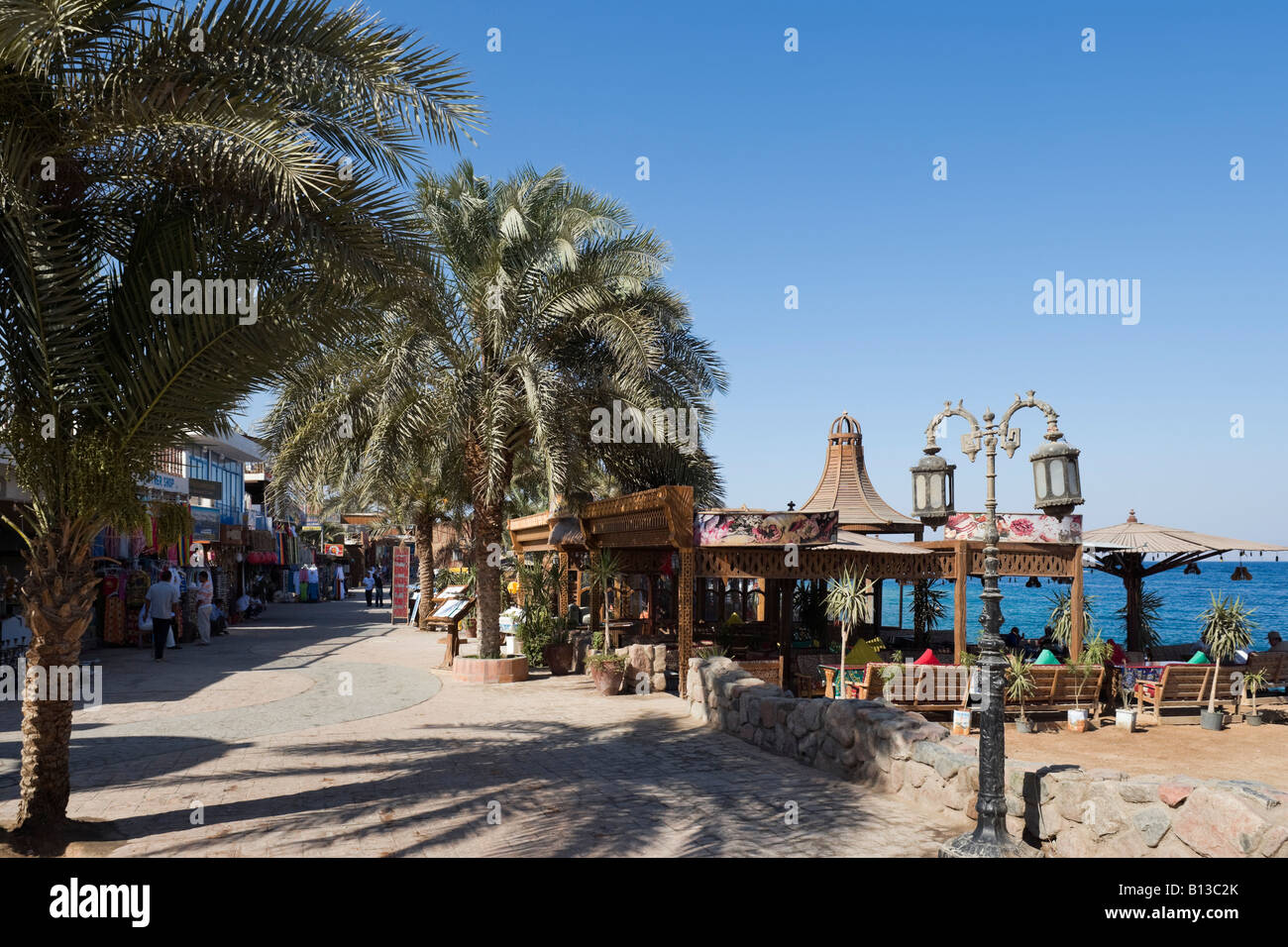 Ristorante sul lungomare di Masbat distretto di Asilah, Dahab, Golfo di Aqaba, costa del Mar Rosso e Sinai del Sud, Egitto Foto Stock