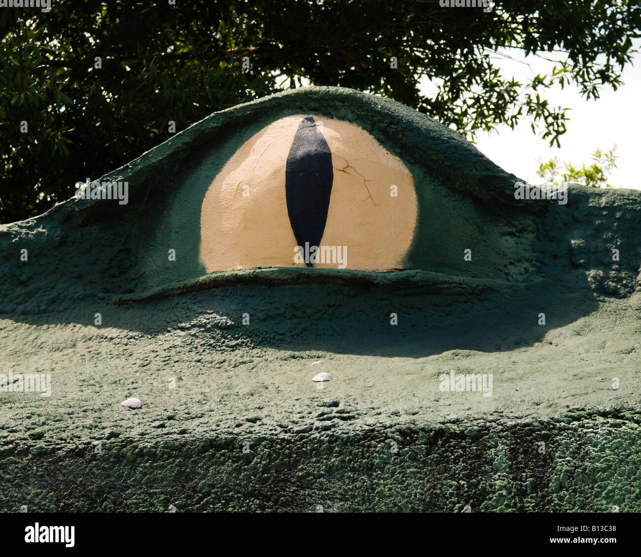 Paludoso il Gator è un primo esempio di Florida kitsch stradale questo è il suo bulbo oculare guardando i turisti Foto Stock