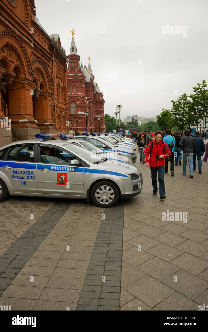 Una fila di polizia municipale vetture pronte a mantenere l ordine in Mosca prima 2008 Finale UEFA tra 'Manchester Regno' e 'Chelsea' Foto Stock