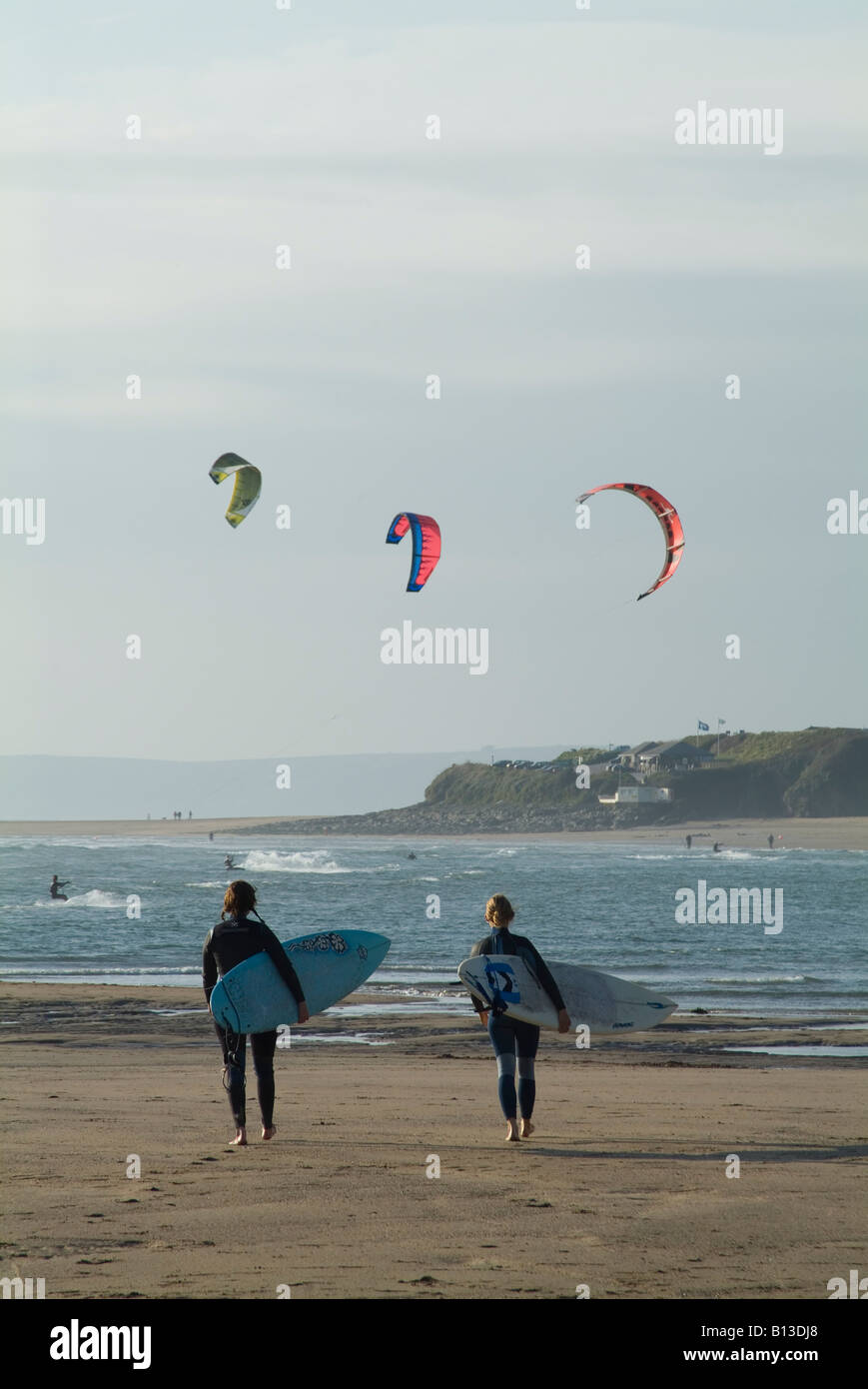 Kitesurfers e surfisti in un giorno invernale, Bantham Beach, Devon. REGNO UNITO Foto Stock