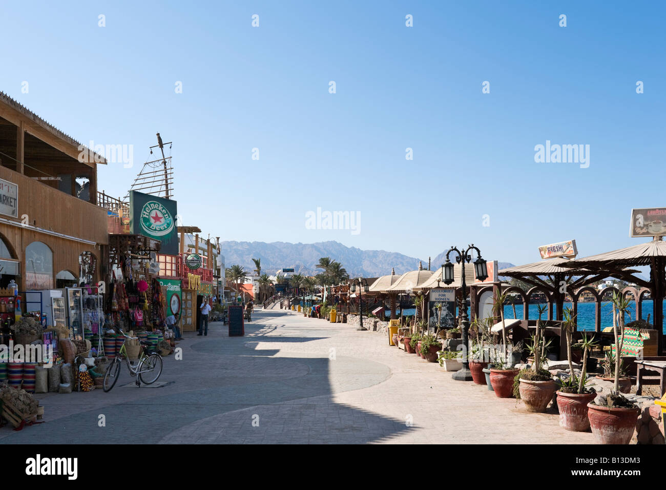 Negozi e ristoranti sul lungomare di Mashraba distretto di Asilah, Dahab, Golfo di Aqaba, costa del Mar Rosso e Sinai del Sud, Egitto Foto Stock