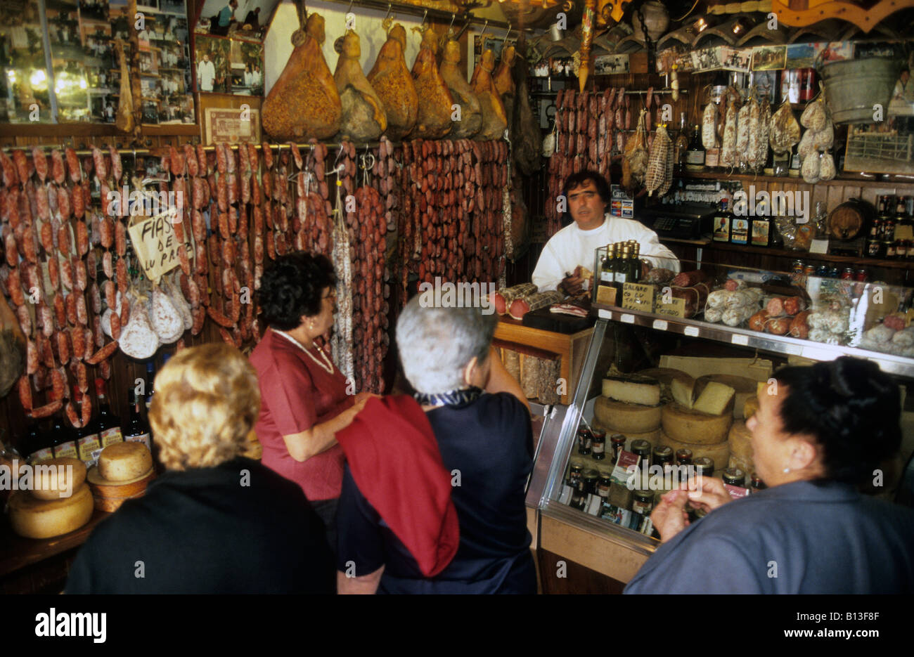 Italia umbria Valnerina Norcia l'interno di un macellaio negozio di delicatezze locali Foto Stock
