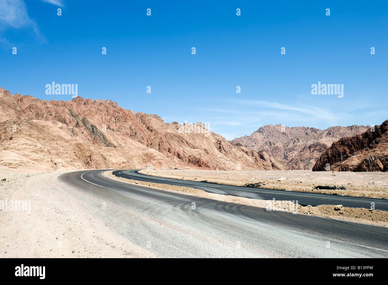 Strada principale fra Dahab e Sharm el-Sheikh, Sud nel deserto del Sinai, Egitto Foto Stock