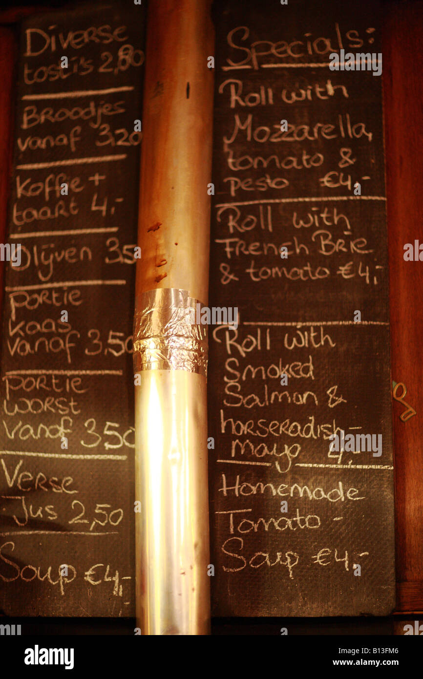 Chalk board con menu in barra di occupato. Foto Stock