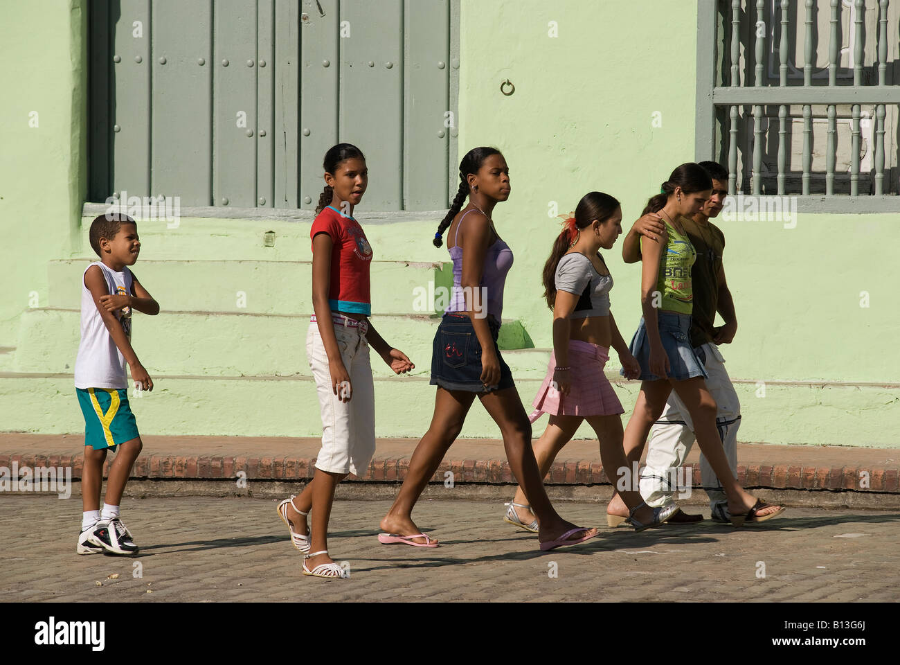 I bambini a camminare su Plaza San Juan de Dios, Camagüey Foto Stock