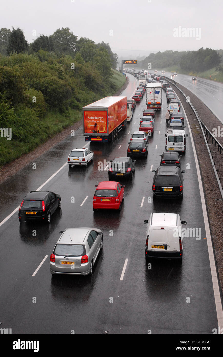 Un Bank Holiday ingorgo sull'autostrada M42 in Worcestershire. Il traffico era in una fase di stallo in seguito ad un incidente. Foto Stock