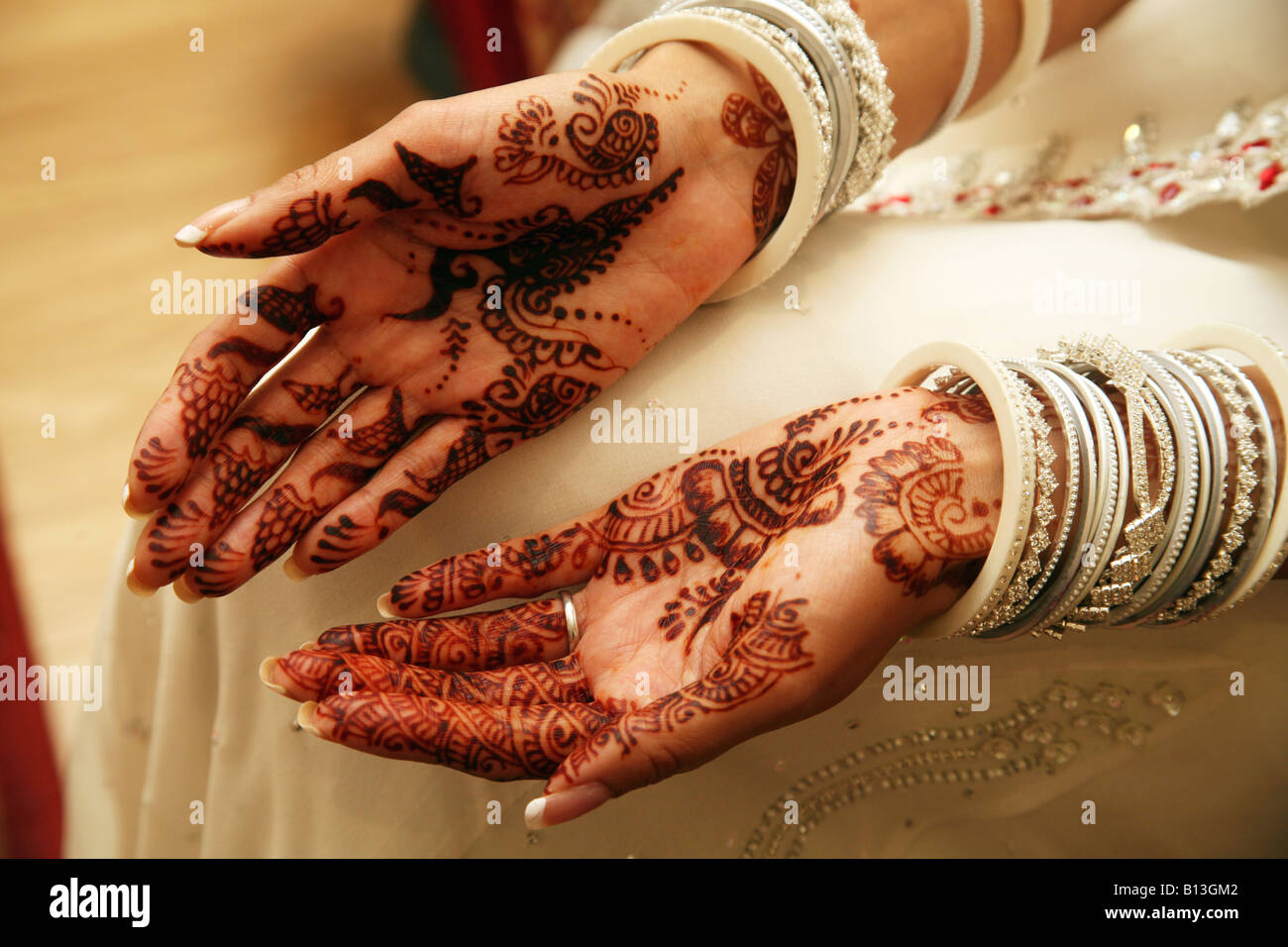 Indian sposa il giorno delle nozze tradizionalmente condita con le sue mani decorate in henné Foto Stock