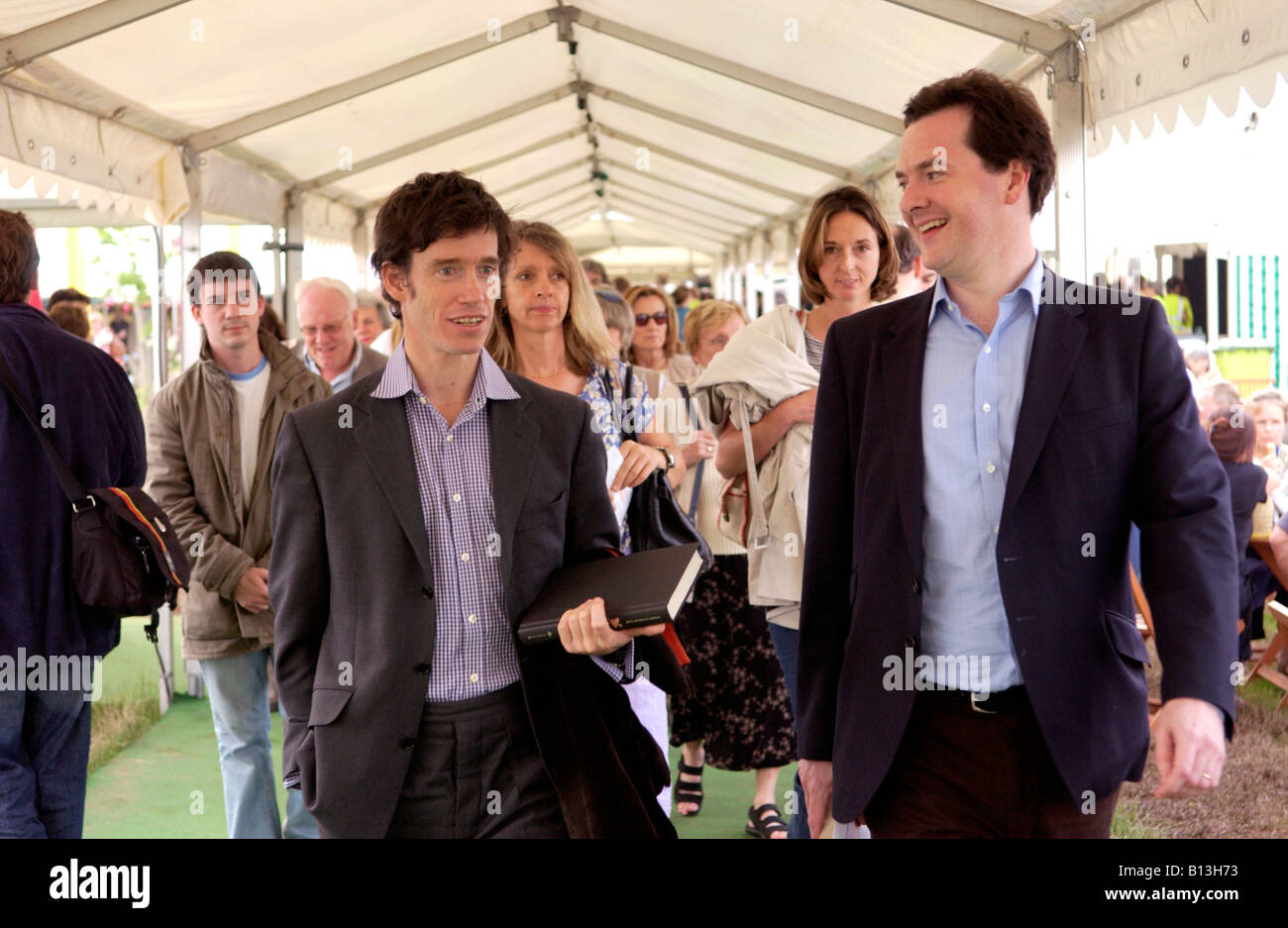 George Osborne MP politico conservatore con Rory Stewart a Hay Festival 2008 Hay on Wye Powys Wales UK Foto Stock