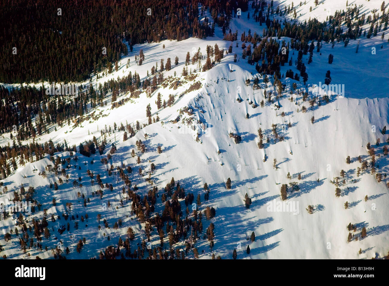 Antenna ripida sopra coperta di neve Sierra versante lato sud del lago Tahoe, California Foto Stock