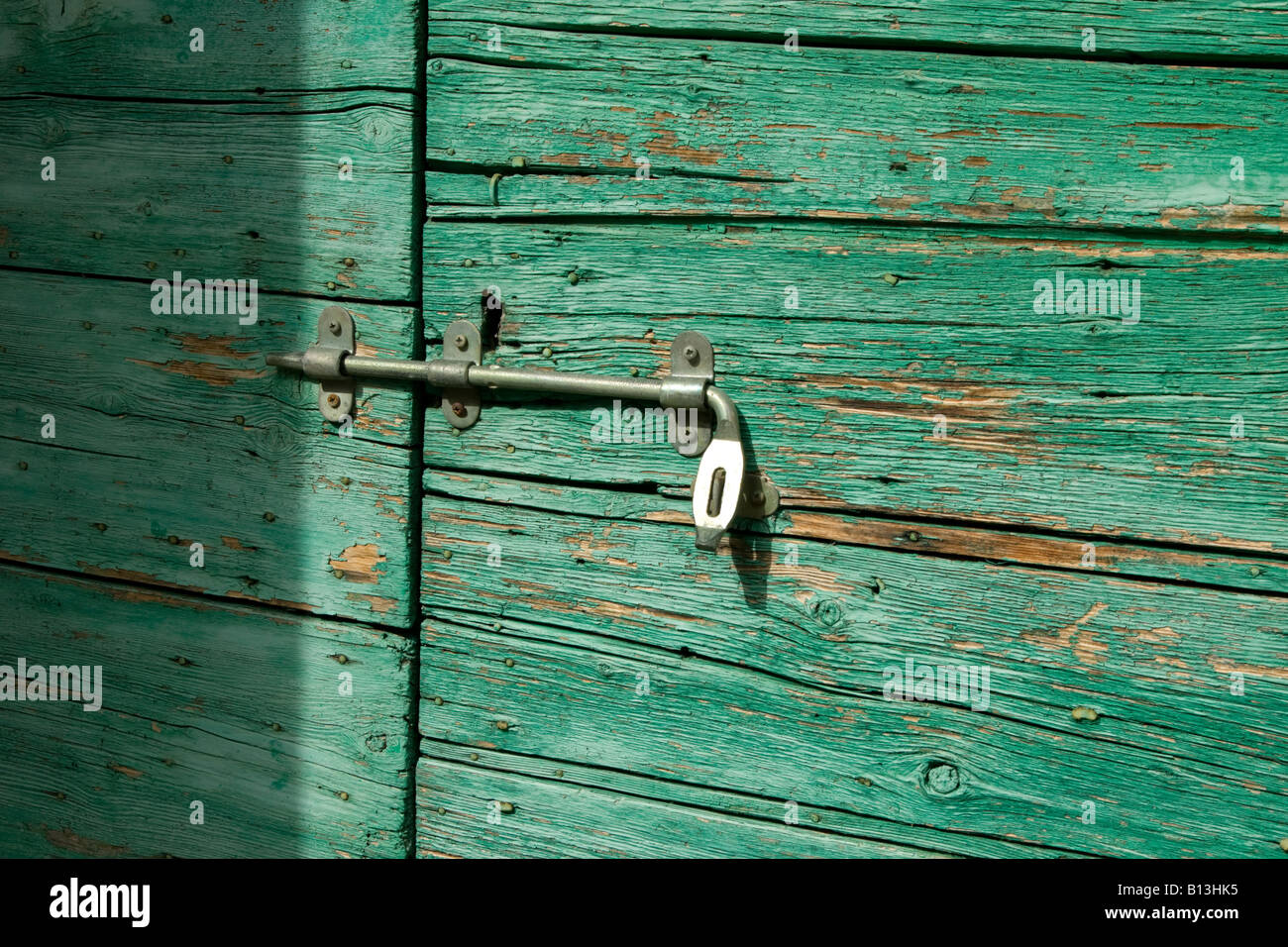 Verde vicino porta con serratura in casa di montagna Foto Stock