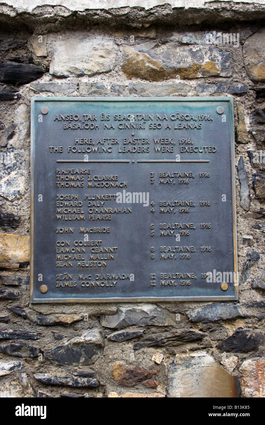 La placca sul muro a Kilmainham Gaol Dublino Irlanda elencando le esecuzioni dei leader della sollevazione di Pasqua Foto Stock