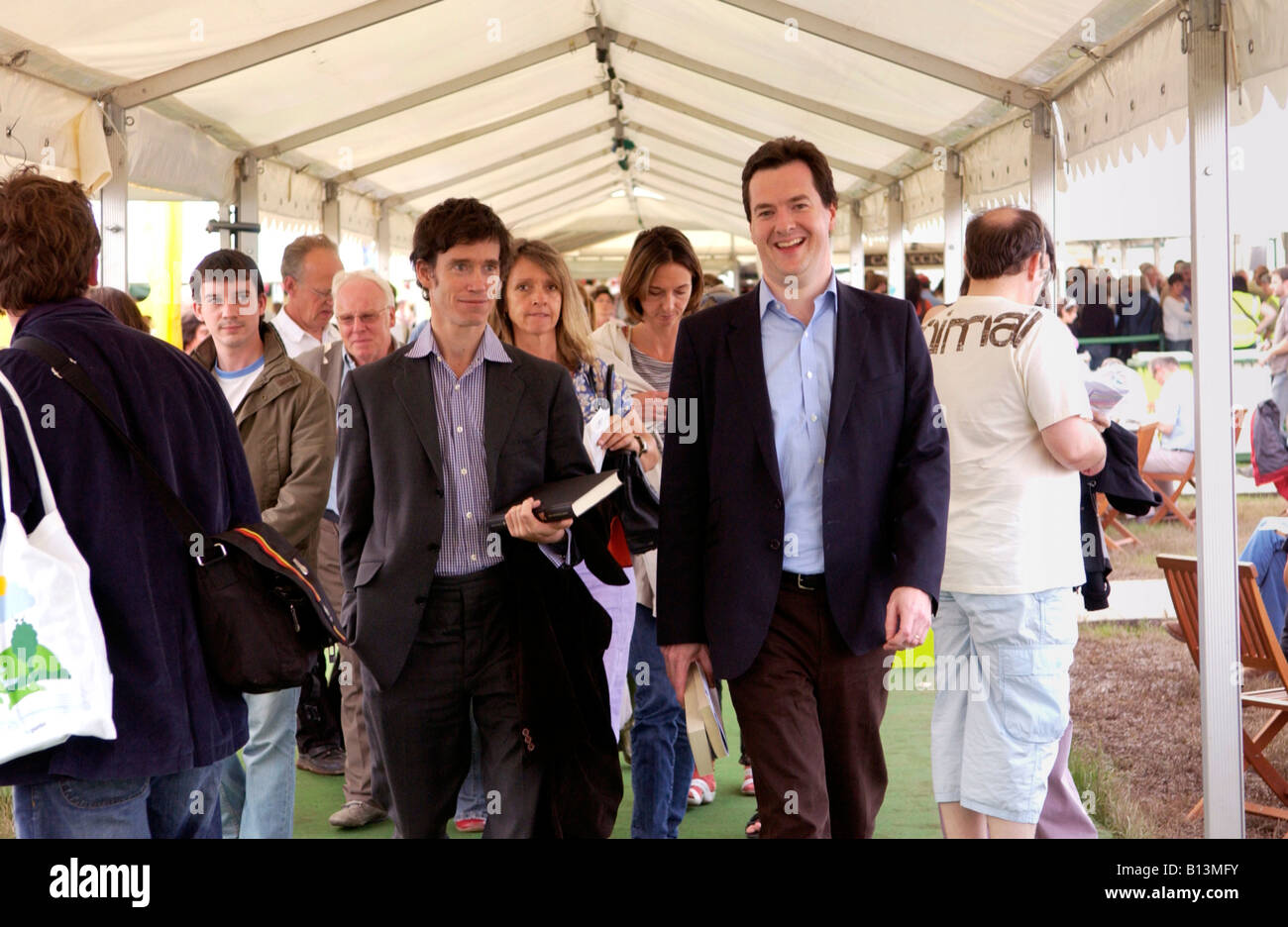 George Osborne MP politico conservatore con Rory Stewart a Hay Festival 2008 Hay on Wye Powys Wales UK Foto Stock