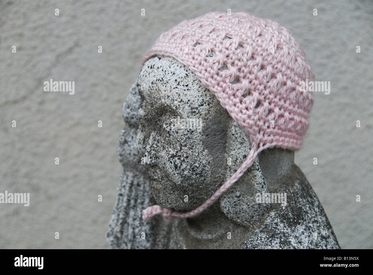 Un Buddista Jizo statura protegge i viaggiatori lungo una strada vicino a Shimosuwa, Nagano, Giappone Foto Stock